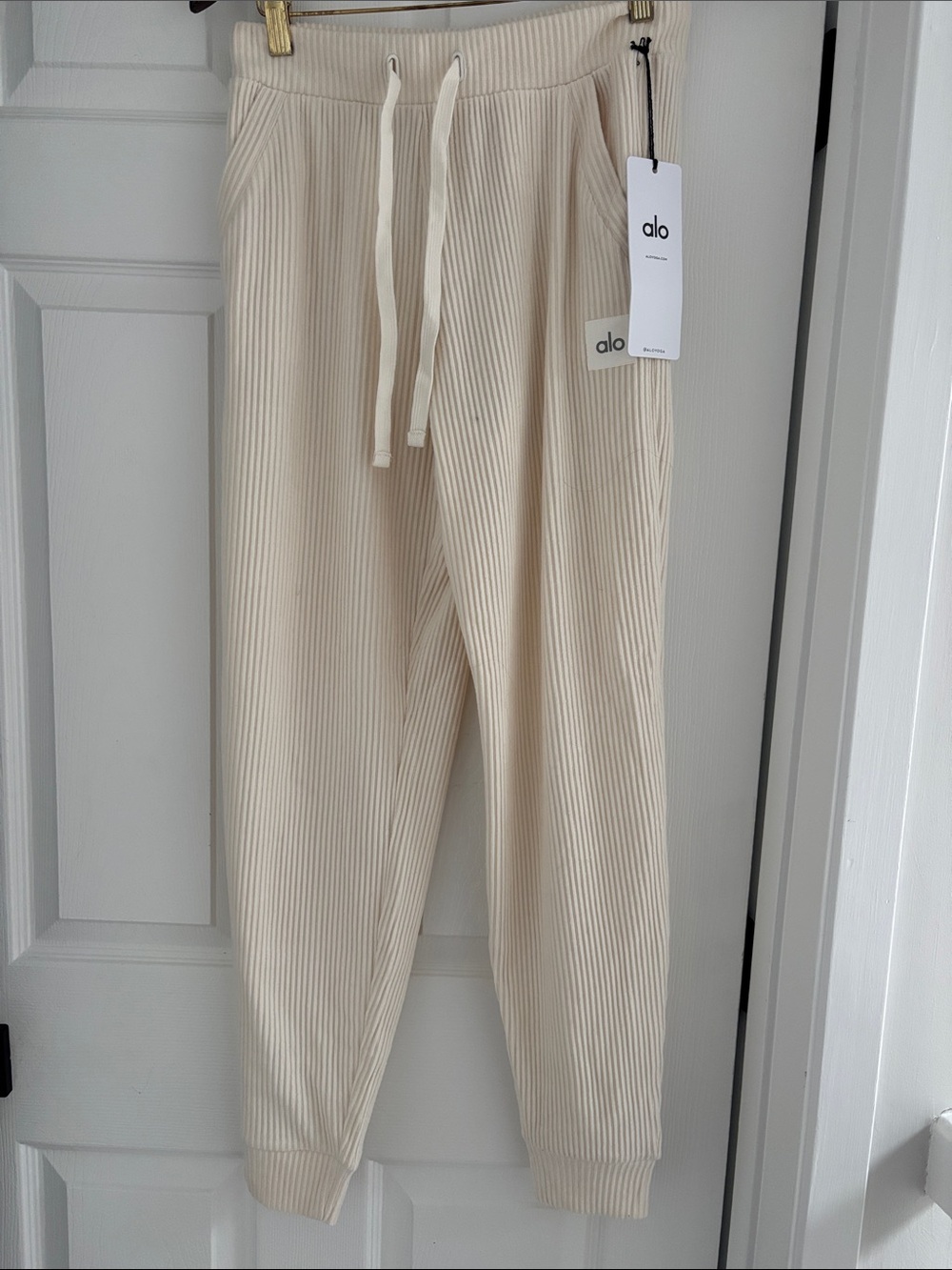 Alo Ribbed Drawstring Joggers in Cream nwt small